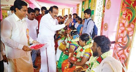 ஈரோடு உணர்வுகள் அமைப்பின் சார்பில் நடந்த மாற்றுத் திறனாளிகளுக்கான திருமண நிகழ்வில், அமைச்சர் சு.முத்துசாமி மணமக்களை வாழ்த்தினார்.