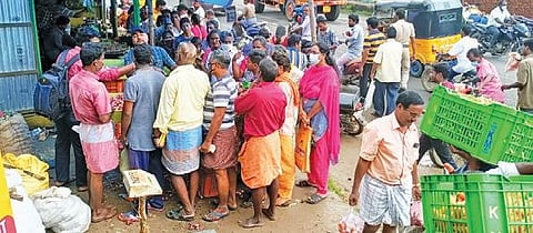 கடலூர் முதுநகர் செல்லாங்குப்பம் பகுதியில் உள்ள காய்கறி கடை ஒன்றில் 30 ரூபாய்க்கு ஒரு கிலோ தக்காளி விற்றதால் மக்கள் ஆர்வத்துடன் வாங்கிச் சென்றனர்.