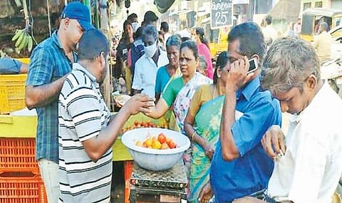 கர்நாடகாவில் இருந்து வரத்து அதிகரிப்பால் -  கூடலூரில் தக்காளி விலை கிலோ ரூ.55-ஆக சரிவு :