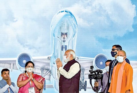 உத்தரபிரதேச மாநிலம் நொய்டாவில் புதிய சர்வதேச விமான நிலையத்துக்கு பிரதமர் நரேந்திர மோடி நேற்று அடிக்கல் நாட்டினார். உடன் மாநில முதல்வர் யோகி ஆதித்யநாத் உள்ளிட்டோர் உள்ளனர்.படம்: பிடிஐ