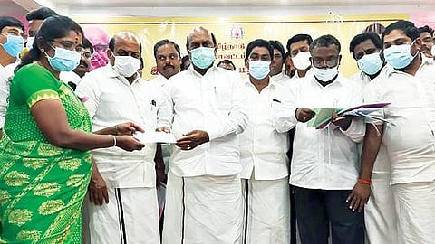 மாதனூர் அருகே இலங்கை தமிழர்களுக்கு நலத்திட்ட உதவிகளை பொதுப்பணித்துறை அமைச்சர் எ.வ.வேலு வழங்கினார்.அருகில், டிஆர்ஓ தங்கைய்யா பாண்டியன், தி.மலை எம்.பி., அண்ணாதுரை உள்ளிட்டோர்.