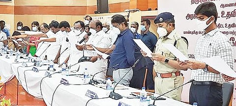 தி.மலை ஆட்சியர் அலுவலகத்தில் பொதுப்பணித் துறை அமைச்சர் எ.வ.வேலு தலைமையில் இந்திய அரசமைப்பு தின உறுதிமொழி ஏற்கப்பட்டது.