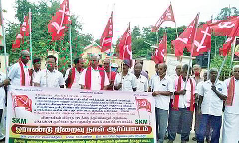 திருப்பத்தூர் வட்டாட்சியர் அலுவலகம் முன்பு நேற்று ஆர்ப்பாட்டத்தில் ஈடுபட்ட விவசாயிகள்.