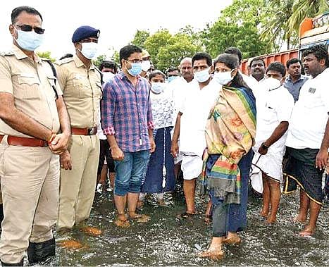 தூத்துக்குடி- திருச்செந்தூர் சாலையில் தெற்கு ஆத்தூர் அருகே மழை பாதிப்புகளை கனிமொழி எம்.பி. பார்வையிட்டார். உடன் அமைச்சர் அனிதா ஆர்.ராதாகிருஷ்ணன்.