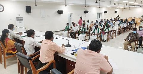 தென்காசியில் ஆட்சியர் கோபால சுந்தரராஜ் தலைமையில் விவசாயிகள் குறைதீர் கூட்டம் நடைபெற்றது.  படம்: த.அசோக்குமார்