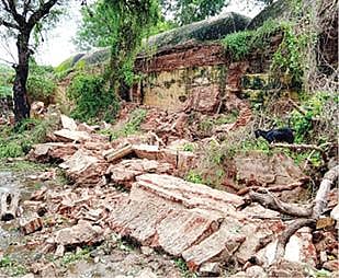 நாகை துறைமுகம் அருகில் உள்ள ஊசி மாதா கோவில் தெருவில் உள்ள ஒரு வீட்டில் மழைநீர் புகுந்து  குளம்போல தேங்கியுள்ளதை நேற்று பார்வையிடும் ஆட்சியர் அருண் தம்புராஜ், தமிழ்நாடு மீன்வளர்ச்சி கழகத் தலைவர் கவுதமன். (அடுத்த படம்) தஞ்சாவூர் வெண்ணாற்றங்கரையில் மழையால் இடிந்து விழுந்த பழமையான அன்னதான சத்திரத்தின் சுவர்.