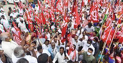 பொதுத்துறை நிறுவனங்களை தனியார் மயமாக்கும் நடவடிக்கையை கைவிட வேண்டும், மகாத்மா காந்தி ஊரக வேலை உறுதித் திட்டத்துக்கான நிதி ஒதுக்கீட்டை அதிகப்படுத்த வேண்டும் என்பன உள்ளிட்ட பல்வேறு கோரிக்கைகளை வலியுறுத்தி சேலம் மெய்யனூர் பகுதியில் உள்ள பிஎஸ்என்எல் அலுவலகம் முன்பு அனைத்து தொழிற்சங்கம் சார்பில் நேற்று ஆர்ப்பாட்டம் நடந்தது.             படம்: எஸ்.குரு பிரசாத்