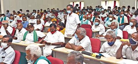 சேலம் ஆட்சியர் அலுவலகத்தில் நடந்த விவசாயிகள் குறை தீர்க்கும் நாள் கூட்டத்தில், தங்களது குறைகளை தெரிவித்து பேசிய விவசாயிகள். படம்; எஸ். குரு பிரசாத்