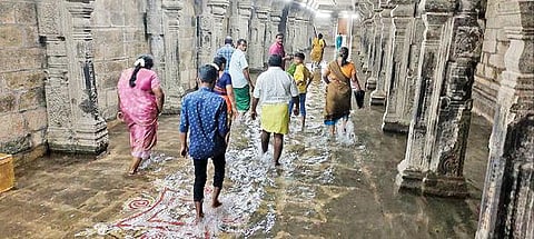 கனமழை காரணமாக வில்லிபுத்தூர் ஆண்டாள் கோயிலில் தேங்கிய மழை நீர்.