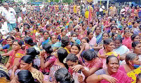 வெம்பக்கோட்டையில் சாலை மறியல் போராட்டத்தில் ஈடுபட்ட பட்டாசுத் தொழிலாளர்கள்.