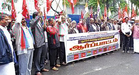 10 அம்ச கோரிக்கைகளை வலியுறுத்தி புதுச்சேரி அனைத்து தொழிற்சங்கத்தினர் சார்பில் தலைமை தபால் நிலையம் முன்பு ஆர்ப்பாட்டத்தில் ஈடுபட்டனர். படம்: எம்.சாம்ராஜ்
