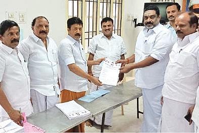 வளவனூர் பேரூராட்சி உறுப்பினர் பதவிக்கு விருப்ப மனு வழங்கும் நிகழ்ச்சியை முன்னாள் அமைச்சர் சிவி சண்முகம் தொடங்கி வைத்தார்.