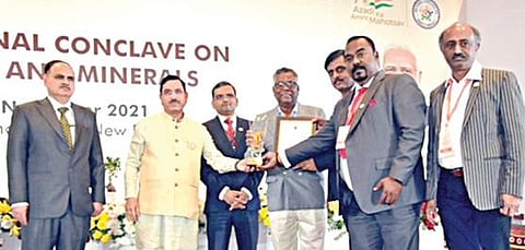 மத்திய சுரங்கத் துறை, இந்திய சுரங்க பணியகம் சார்பில் புதுடெல்லியில் நடைபெற்ற மாநாட்டில் ராம்கோ சிமென்ட்ஸ் நிறுவனத்தின் சுரங்களுக்கான 5 நட்சத்திர விருதை மத்திய நிலக்கரி மற்றும் சுரங்கத் துறை அமைச்சர் பிரஹலாத் ஜோஷி வழங்கினார்.