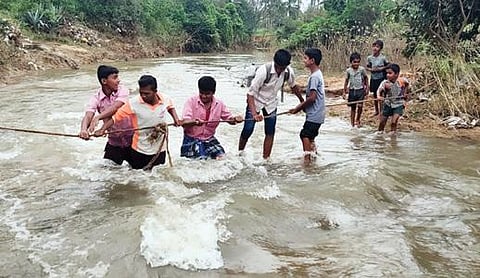 வேப்பனப்பள்ளி அருகே இனாம்குட்டப்பள்ளி கிராமத்தைச் சேர்ந்த பள்ளி மாணவர்கள், விவசாயிகள் கயிற்றின் உதவியுடன் ஆபத்தான முறையில் ஆற்றினைக் கடந்து சென்று வருகின்றனர்.