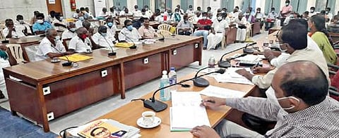 ஈரோடு மாவட்ட வேளாண் குறைதீர் கூட்டம் ஆட்சியர் எச். கிருஷ்ணன் உண்ணி தலைமையில் நேற்று நடந்தது.