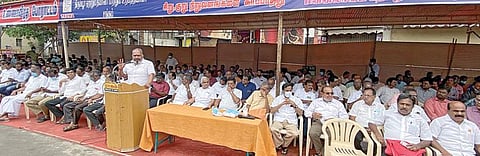 திருப்பூர் மாநகராட்சி அலுவலகம் அருகே நடைபெற்ற உண்ணாவிரதப் போராட்டத்தில் பங்கேற்றோர்.