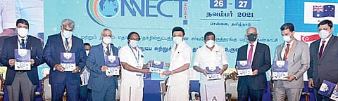சென்னையில் நேற்று தகவல் தொழில்நுட்பம் தொடர்பான ‘கனெக்ட் 2021’  கருத்தரங்கு மற்றும் கண்காட்சியை தொடங்கிவைத்து,  தமிழ்நாடு தரவு மையக் கொள்கையை வெளியிட்டார் முதல்வர் மு.க.ஸ்டாலின்.படம்: க.பரத்