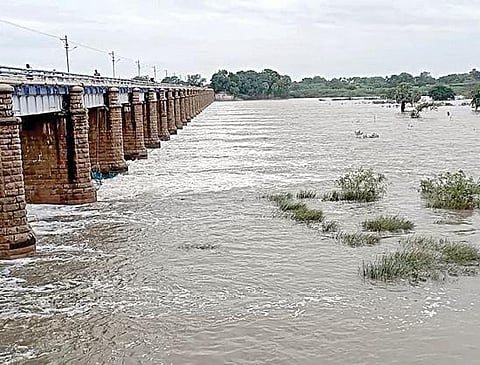 வானிலை மைய எச்சரிக்கையை அடுத்து பாதுகாப்பு கருதி, திருநெல்வேலி மாவட்ட அணைகளில் இருந்து தாமிரபரணி ஆற்றில் நேற்று முன்தினம் இரவில் 25 ஆயிரம் கன அடி தண்ணீர் திறக்கப்பட்டதால், ஸ்ரீவைகுண்டம் அணையைத் தாண்டி கடலை நோக்கி பாய்ந்து செல்லும் வெள்ளம்.