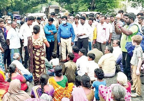 செங்கம் அருகே பக்கிரிபாளையம் கிராமத்தில் பாசன கால்வாயில் உள்ள ஆக்கிரமிப்புகளை அகற்றக்கோரி நேற்று சாலை மறியலில் ஈடுபட்ட கிராம மக்கள்.