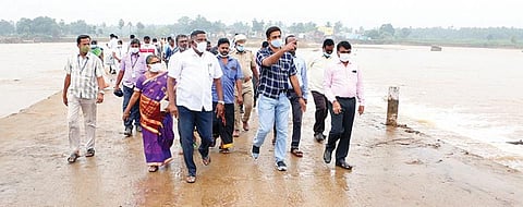 வேலூர் அடுத்த விரிஞ்சிபுரம் பாலாற்றில் ஏற்பட்ட வெள்ளப்பெருக்கில் சேதமடைந்த தரைப்பாலத்தை சீரமைப்பது தொடர்பாக நேற்று ஆய்வு செய்த மாவட்ட ஆட்சியர் குமாரவேல் பாண்டியன். படம்: வி.எம்.மணிநாதன்.