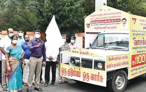 தி.மலை மாவட்ட ஆட்சியர் அலுவலகம் முன்பு வாசக்டமி விழிப்புணர்வு பிரச்சார வாகனத்தை நேற்று கொடியசைத்து தொடங்கி வைத்த ஆட்சியர் பா.முருகேஷ்.