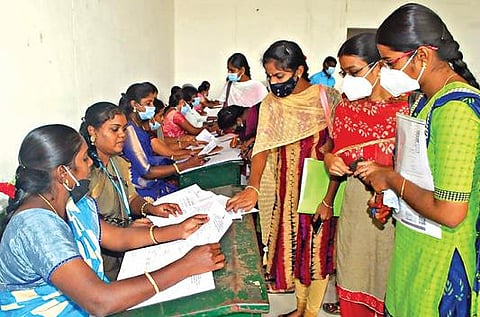 ஈரோடு ரங்கம்பாளையம் கலை மற்றும் அறிவியல் கல்லூரியில் நடைபெற்ற தனியார் துறை வேலைவாய்ப்பு முகாமில் ஏராளமான பெண்கள் கலந்து கொண்டனர்.