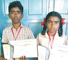 சதுரங்கப் போட்டியில் வென்ற எஸ்.தேவ்நாத், அ.சோலையம்மாள்.