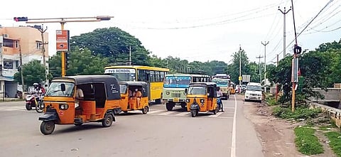 மதுரை மேலமடை சிக்னலில் ஃப்ரீ லெப்ட் வழியை மறித்து நிற்கும் ஆட்டோ உள்ளிட்ட வாகனங்கள்.