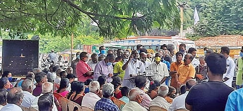 கடலூரில் அனைத்து குடியிருப்போர் நலச்சங்கங்களின் கூட்டமைப்பு சார்பில் ஆர்ப்பாட்டம் நடந்தது.