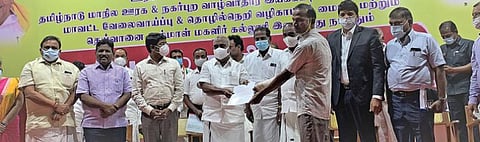 மாற்றுத்திறனாளியான வெங்கடேசனுக்கு தனியார் நிறுவனத்தில் பணிபுரிவதற்கான பணி நியமன ஆணையினை  அமைச்சர் மஸ்தான் வழங்கினார். அருகில் ஆட்சியர் மோகன் உள்ளார்.