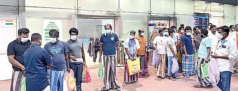 இலங்கை சிறையில் இருந்து விடுதலையான தமிழக மீனவர்கள் நேற்று சென்னை விமான நிலையம் வந்து சேர்ந்தனர்.