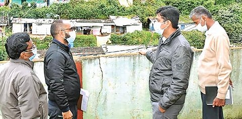 கனமழை எச்சரிக்கை விடுக்கப்பட்ட நிலையில் உதகை நொண்டிமேடுபகுதியில் ஆய்வு மேற்கொண்ட மாவட்ட ஆட்சியர் எஸ்.பி.அம்ரித்.