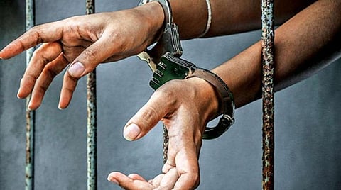 ரூ.1.10 கோடி மதிப்பு முந்திரி பருப்புடன் லாரி கடத்தல்: அதிமுக முன்னாள் அமைச்சர் மகன் உட்பட 7 பேர் கைது