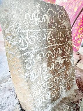 கொற்றவை சிலை. அடுத்த படம்: சோழர் கால கல்வெட்டு.