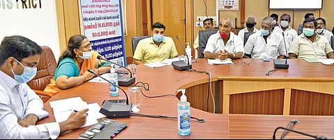 தூத்துக்குடியில் நடைபெற்ற ஆய்வுக் கூட்டத்தில் தேர்தல் ஆணைய சிறப்பு பார்வையாளர் எம்.லெட்சுமி பேசினார்.  உடன்  ஆட்சியர்  கி.செந்தில்ராஜ். படம்: என்.ராஜேஷ்