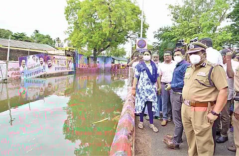 திருநெல்வேலி காட்சி மண்டபம் அருகே நெல்லை கால்வாய் பகுதியை மாவட்ட கண்காணிப்பு அலுவலர் அபூர்வா, ஆட்சியர் விஷ்ணு ஆகியோர் பார்வையிட்டனர்.