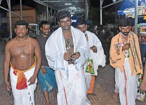 திருச்செந்தூர் செந்திலாண்டவர் கோயிலில் வழிபட்டுவிட்டு வெளியே வந்த தமிழக பாஜக தலைவர் அண்ணாமலை