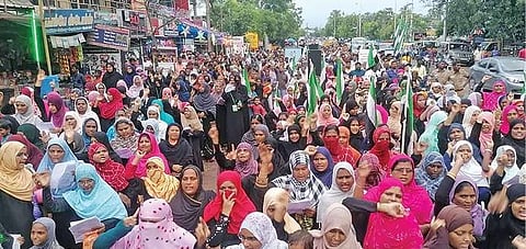 மேலப்பாளையத்தில் ஆர்ப்பாட்டத்தில் ஈடுபட்ட தமிழ்நாடு தவ்ஹீத் ஜமாஅத் அமைப்பினர்.