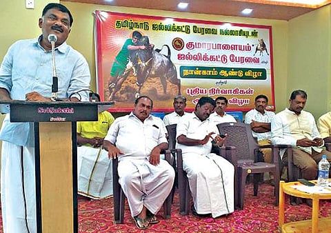 குமாரபாளையத்தில் ஜல்லிக்கட்டு பேரவை சார்பில் நடைபெற்ற நான்காம் ஆண்டு விழாவில் திமுக சுற்றுச்சூழல் அணி மாநில செயலாளர் கார்த்திகேய சிவசேனாபதி பேசினார்.