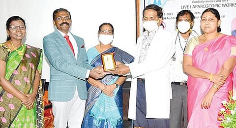 மதுரை அரசு ராஜாஜி மருத்துவமனையில் நடைபெற்ற லேப்ராஸ்கோபிக் கருத்தரங்கை தொடங்கி வைத்த டீன் ரத்தினவேல் .