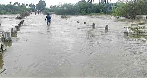 மானாமதுரை அருகே கள்ளர்குளம் தரைப்பாலத்தை மூழ்கடித்த உப்பாற்று வெள்ளம்.