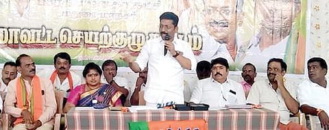 மதுரை மாநகர் மாவட்ட பாஜக செயற்குழு கூட்டத்தில் பேசிய மாவட்ட தலைவர் பி.சரவணன்.