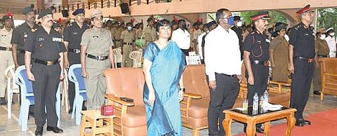 டோக் பெருமாட்டி கல்லூரியில் தேசிய மாணவர் படை தின விழாவில் பங்கேற்ற மதுரை ஆட்சியர் அனீஷ் சேகர், முதல்வர் கிறிஸ்டியானா சிங், கர்னல் பி.ஆர்.ரவிக்குமார் உள்ளிட்டோர்.