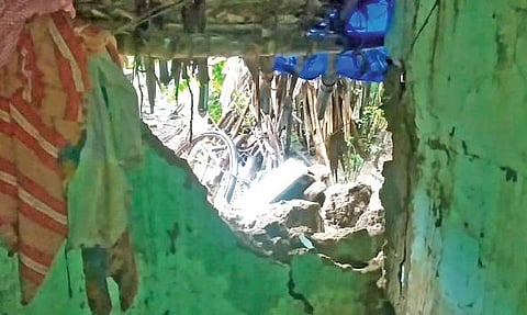 புதுச்சேரி கிருமாம்பாக்கம் மாரியம்மன் கோயில் வீதியில் உள்ள கூரை வீடுகளுக்குள் தண்ணீர் புகுந்துள்ளது.