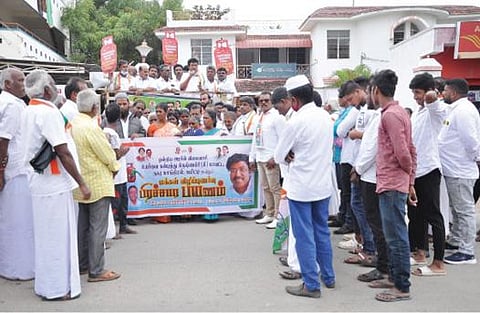 சமையல் எரிவாயு விலை உயர்வை கண்டித்து, கிருஷ்ணகிரியில் காங்கிரஸ் கட்சி சார்பில் ஆர்ப்பாட்டம் நடந்தது. இதில், எம்பி செல்லக்குமார் பேசினார்.