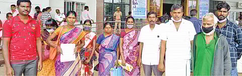 உடுமலை அருகே ஜம்புக்கல் கரடு பகுதியில் ஆக்கிரமிப்பை அகற்றி  -  பட்டா வழங்க நடவடிக்கை எடுக்க பொதுமக்கள் மனு :