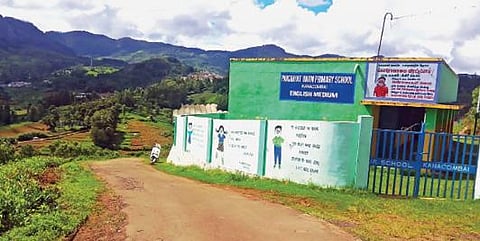 மர்மநபர்களின் புகலிடமான அரசு தொடக்கப்பள்ளி :  நுழைவு வாயிலை சீரமைக்க பெற்றோர் எதிர்பார்ப்பு