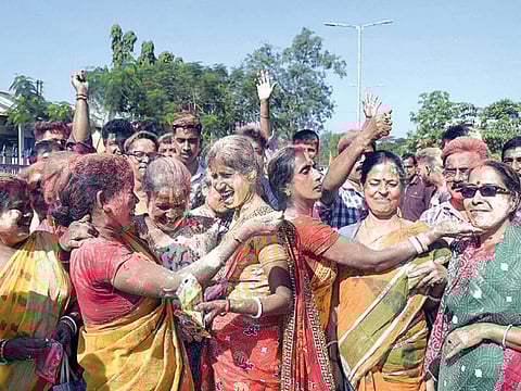 திரிபுரா உள்ளாட்சித் தேர்தலில் பெரும்பாலான இடங்களை கைப்பற்றி பாஜக அமோக வெற்றியை பெற்றது. இதையொட்டி, அகர்தலா அருகே உள்ள தர்மாநகர் பகுதியில் வெற்றிக் கொண்டாட்டத்தில் ஈடுபட்ட  பாஜகவினர். படம்: பிடிஐ