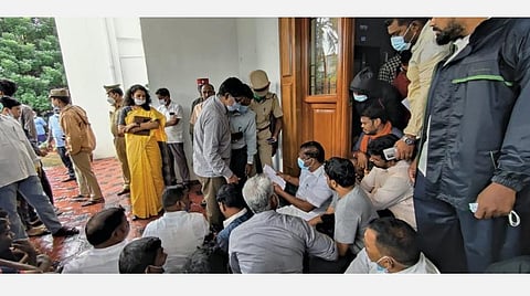 புதுச்சேரி ஆட்சியர் அலுவலகத்தில் உருளையன்பேட்டை சுயேச்சை எம்எல்ஏ நேரு போராட்டத்தில் ஈடுபட்ட படம்.