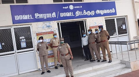 மாவட்ட ஊராட்சி அலுவலகத்தில் பாதுகாப்பு பணியில் ஈடுபட்டுள்ள போலீஸார்.